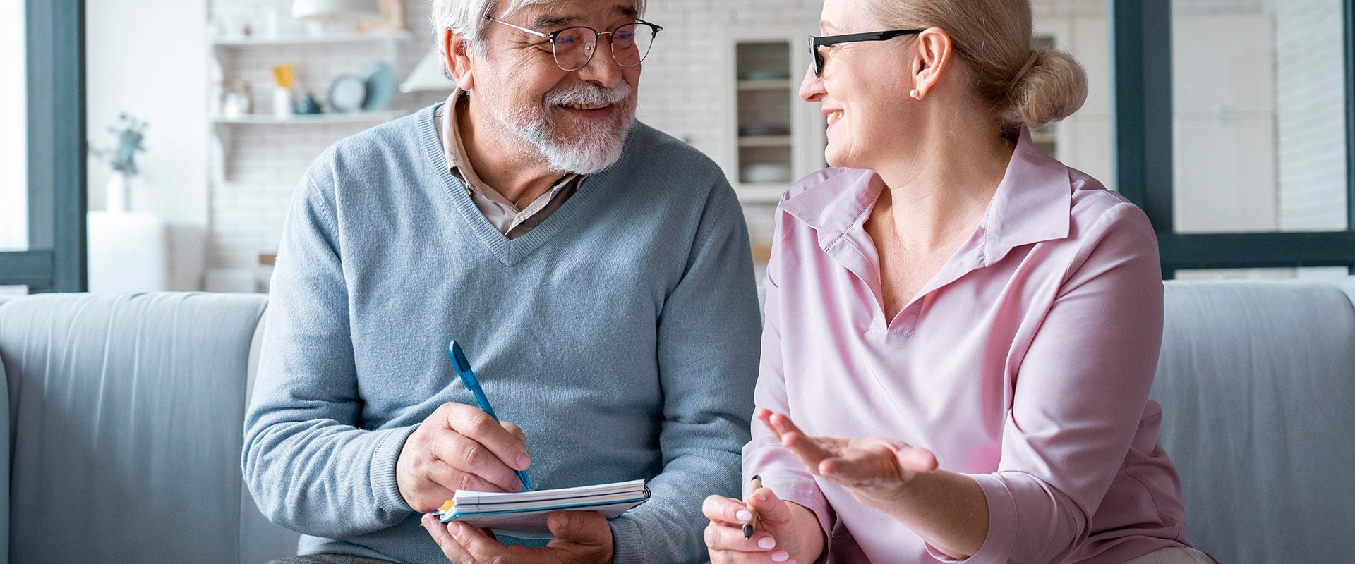 close-up-senior-couple-while-learning